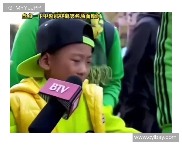 当足球意外踢到脸上搞笑瞬间合集让你笑到肚子疼的精彩视频